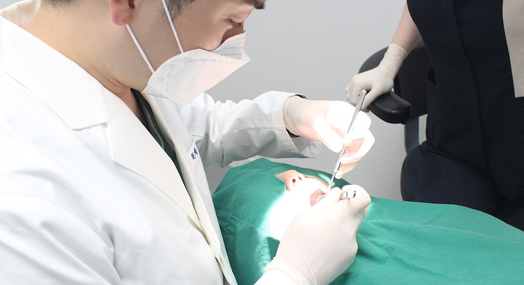 진료 중인 대표원장과 진료 보조 스태프
