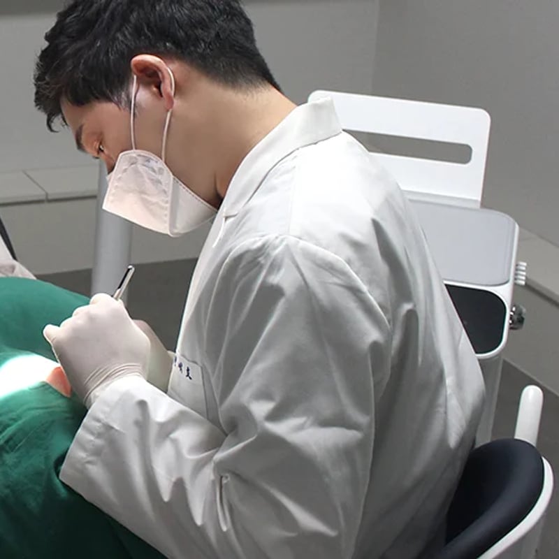 동그라미치과의원 진료실에서 원장과 진료 보조 인력이 무영등 아래 환자를 치료하는 모습.